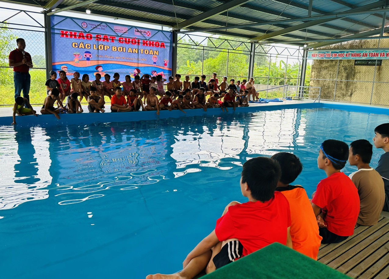 To have a safe and meaningful summer for children, while contributing to minimize the fatal drownings for children aged 6-15, equipping with survival swimming skills and knowledge on drowning prevention has recently been given priority in most localities across the country, including Quang Tri province. To have a safe and meaningful summer for children, while contributing to minimize the fatal drownings for children aged 6-15, equipping with survival swimming skills and knowledge on drowning prevention has recently been given priority in most localities across the country, including Quang Tri province.