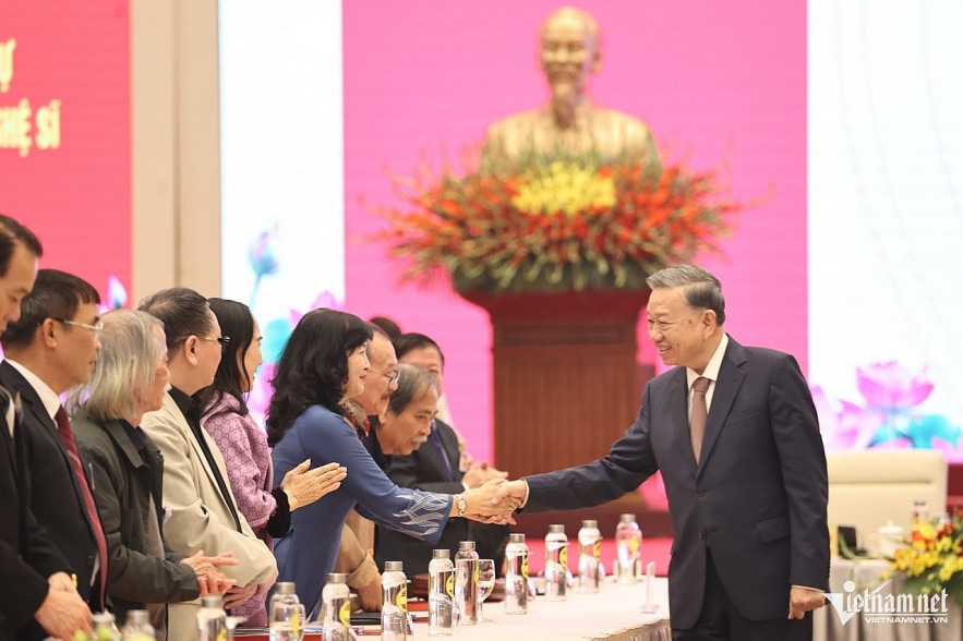 Artists, Writers Play Core role in Development of Vietnam's Socialist-oriented Cultural Industry Artists, Writers Play Core role in Development of Vietnam's Socialist-oriented Cultural Industry