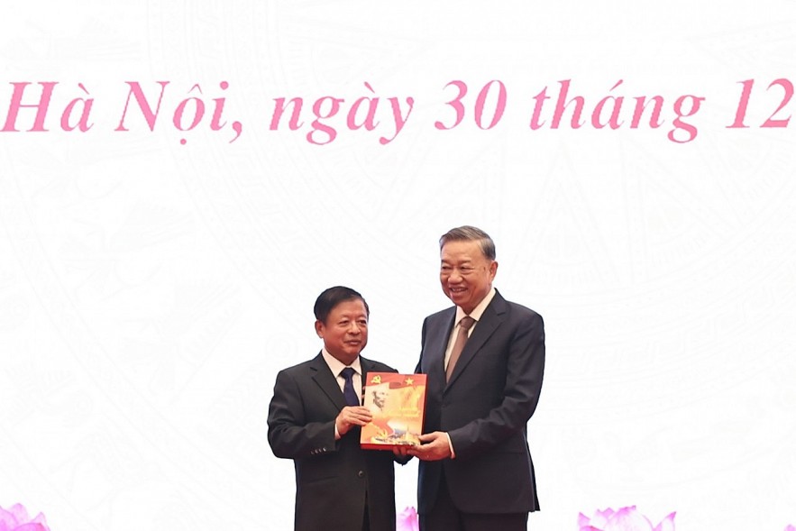 Artists, Writers Play Core role in Development of Vietnam's Socialist-oriented Cultural Industry Artists, Writers Play Core role in Development of Vietnam's Socialist-oriented Cultural Industry