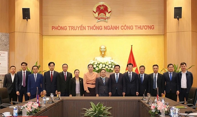 Minister of Industry and Trade Nguyen Hong Dien (6th from right) and Lao Ambassador to Vietnam Khamphao Ernthavanh (7th from right) have a working session in Hanoi on January 3. (Photo: tapchicongthuong.vn) Minister of Industry and Trade Nguyen Hong Dien (6th from right) and Lao Ambassador to Vietnam Khamphao Ernthavanh (7th from right) have a working session in Hanoi on January 3. (Photo: tapchicongthuong.vn)