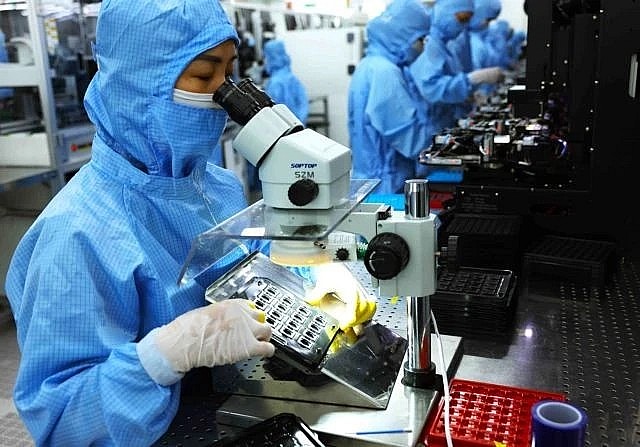 A camera component production line at a MCNEX VINA Company factory in Ninh Binh province, fully invested by the Korean company MCNEX Co., Ltd. (Photo: VNA) A camera component production line at a MCNEX VINA Company factory in Ninh Binh province, fully invested by the Korean company MCNEX Co., Ltd. (Photo: VNA)