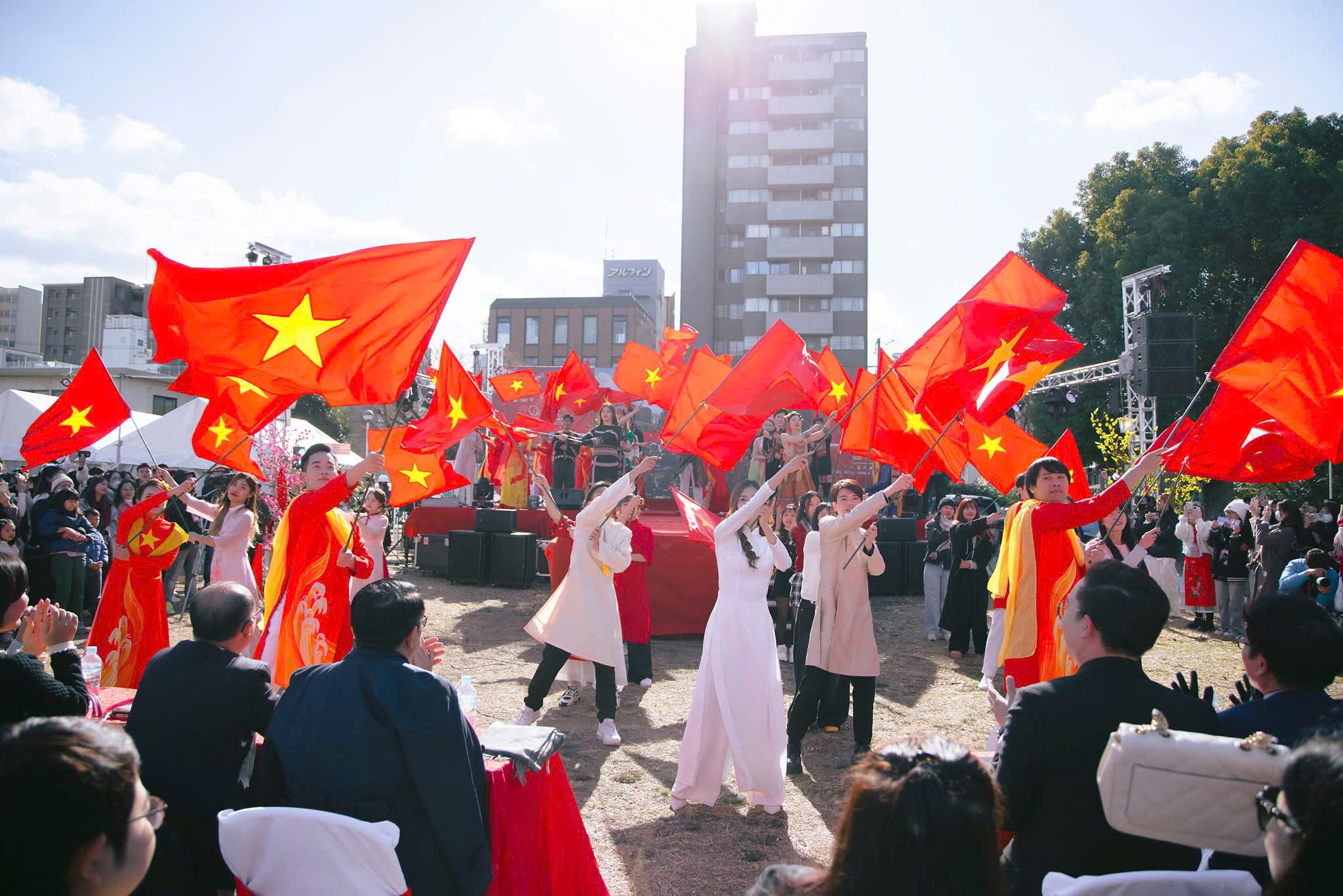 100.000 người tham dự Lễ hội Xuân Quê hương 2025 tại Osaka 100.000 người tham dự Lễ hội Xuân Quê hương 2025 tại Osaka