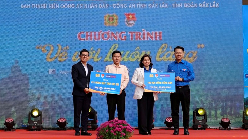 Đắk Lắk: nhiều phần quà dành tặng gia đình có công, người có hoàn cảnh khó khăn Đắk Lắk: nhiều phần quà dành tặng gia đình có công, người có hoàn cảnh khó khăn