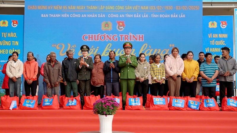 Đắk Lắk: nhiều phần quà dành tặng gia đình có công, người có hoàn cảnh khó khăn Đắk Lắk: nhiều phần quà dành tặng gia đình có công, người có hoàn cảnh khó khăn