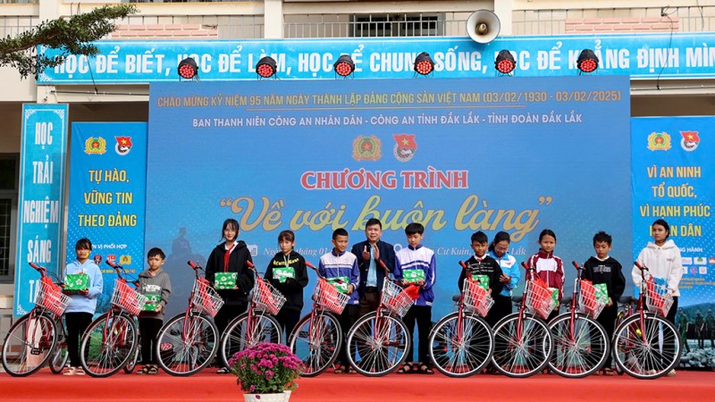 Đắk Lắk: nhiều phần quà dành tặng gia đình có công, người có hoàn cảnh khó khăn Đắk Lắk: nhiều phần quà dành tặng gia đình có công, người có hoàn cảnh khó khăn