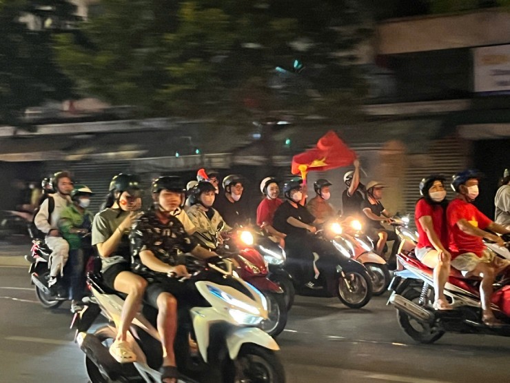 Nhân dân cả nước xuống đường Việt Nam vô địch AFF Cup 2024, cả nước tưng bừng mừng chiến thắng