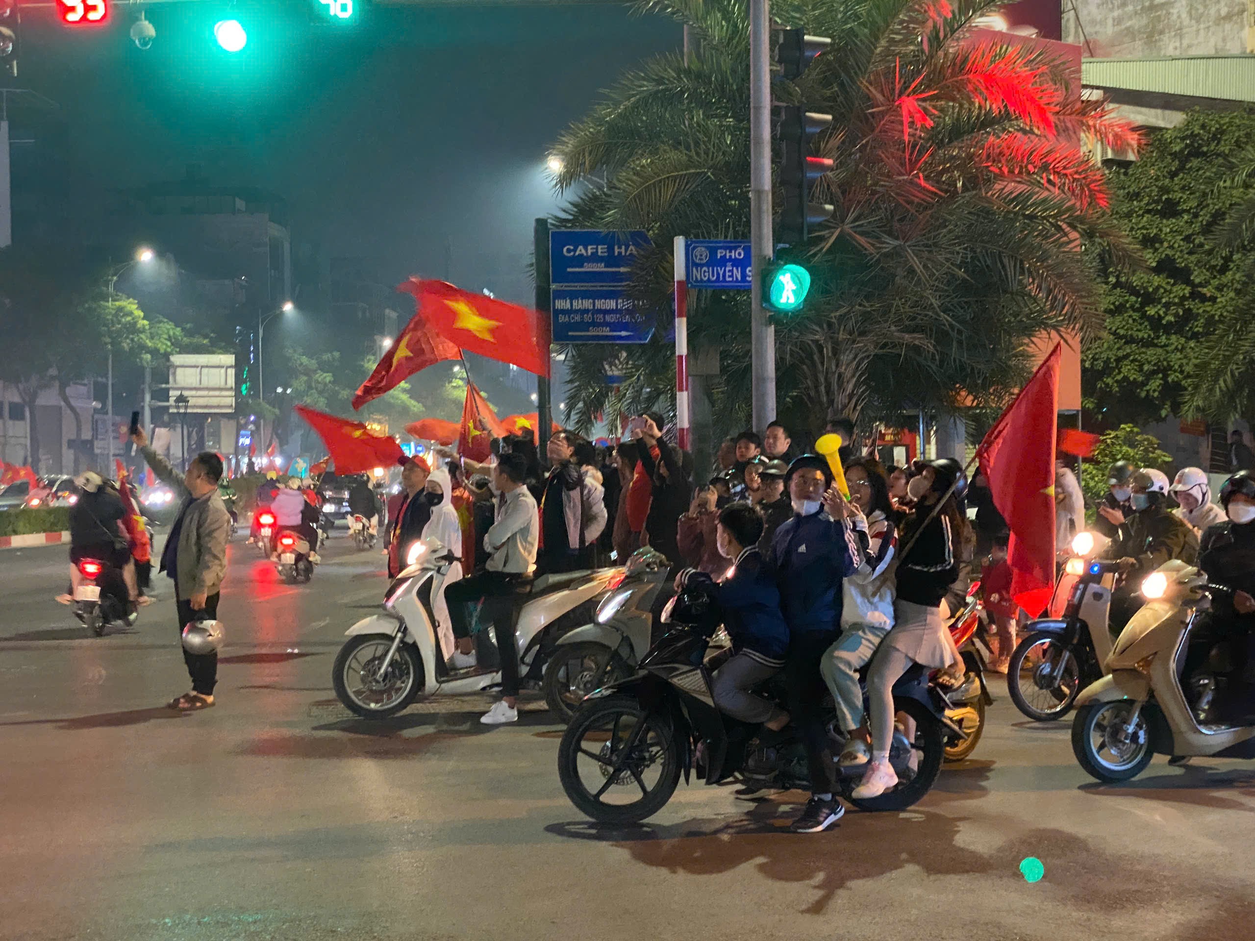 Nhân dân cả nước xuống đường Việt Nam vô địch AFF Cup 2024, cả nước tưng bừng mừng chiến thắng
