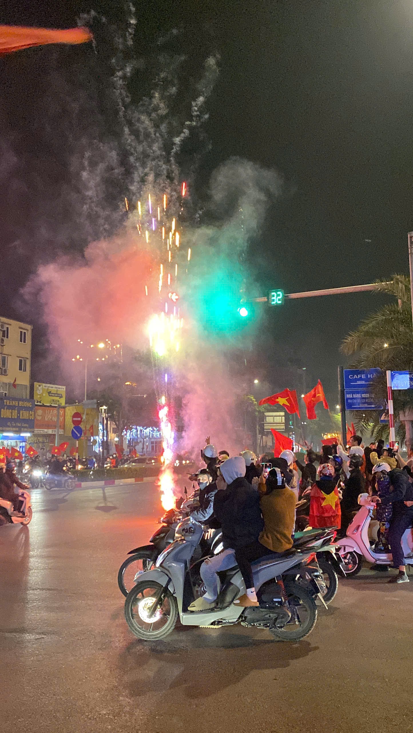 Nhân dân cả nước xuống đường Việt Nam vô địch AFF Cup 2024, cả nước tưng bừng mừng chiến thắng
