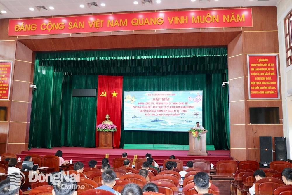The Naval Region 2 Command met with nearly 120 members of the delegation visiting DK1 platforms, on-duty ships, and Con Dao authorities for Lunar New Year 2025. (Photo: Hai Yen The Naval Region 2 Command met with nearly 120 members of the delegation visiting DK1 platforms, on-duty ships, and Con Dao authorities for Lunar New Year 2025. (Photo: Hai Yen