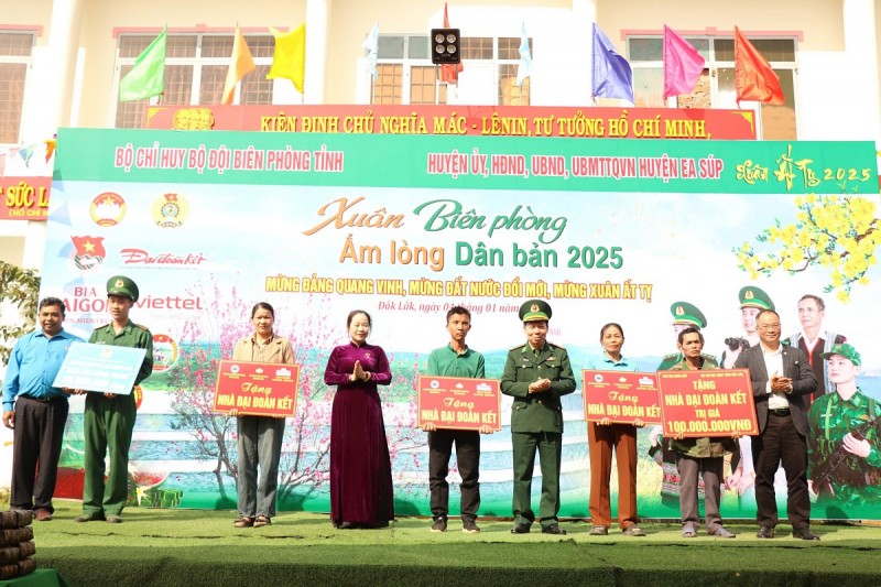 Đắk Lắk: đoàn kết quân dân nơi biên giới qua chương trình “Xuân Biên phòng ấm lòng dân bản” Đắk Lắk: đoàn kết quân dân nơi biên giới qua chương trình “Xuân Biên phòng ấm lòng dân bản”