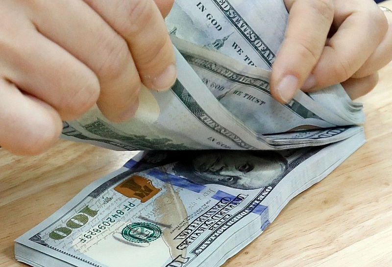 Ngân hàng giảm mạnh giá mua USD, vàng miếng SJC tăng trở lại
