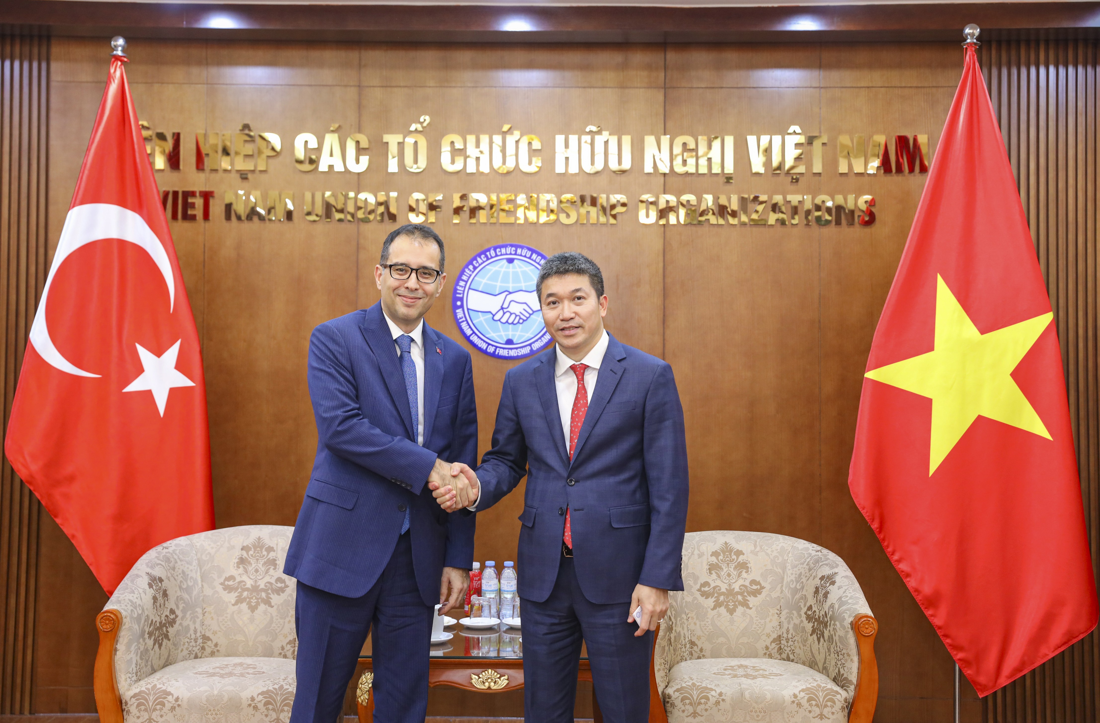 Đại sứ Thổ Nhĩ Kỳ chào xã giao Chủ tịch Liên hiệp các tổ chức hữu nghị Việt Nam Đại sứ Thổ Nhĩ Kỳ chào xã giao Chủ tịch Liên hiệp các tổ chức hữu nghị Việt Nam