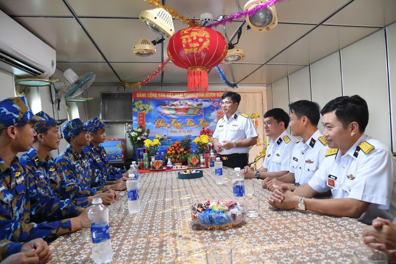 Đại tá Trịnh Xuân Tùng động viên cán bộ, chiến sĩ Tàu 637. Đại tá Trịnh Xuân Tùng động viên cán bộ, chiến sĩ Tàu 637.