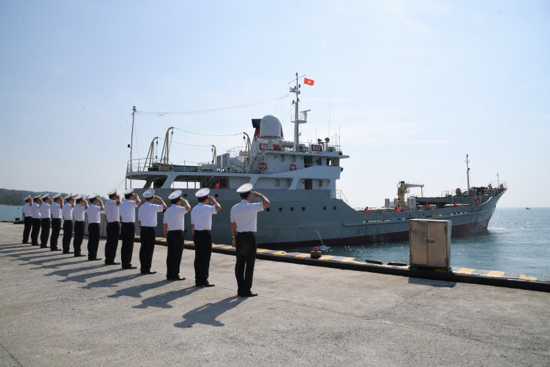 Tàu 637 rời bến lên đường thực hiện nhiệm vụ. Tàu 637 rời bến lên đường thực hiện nhiệm vụ.