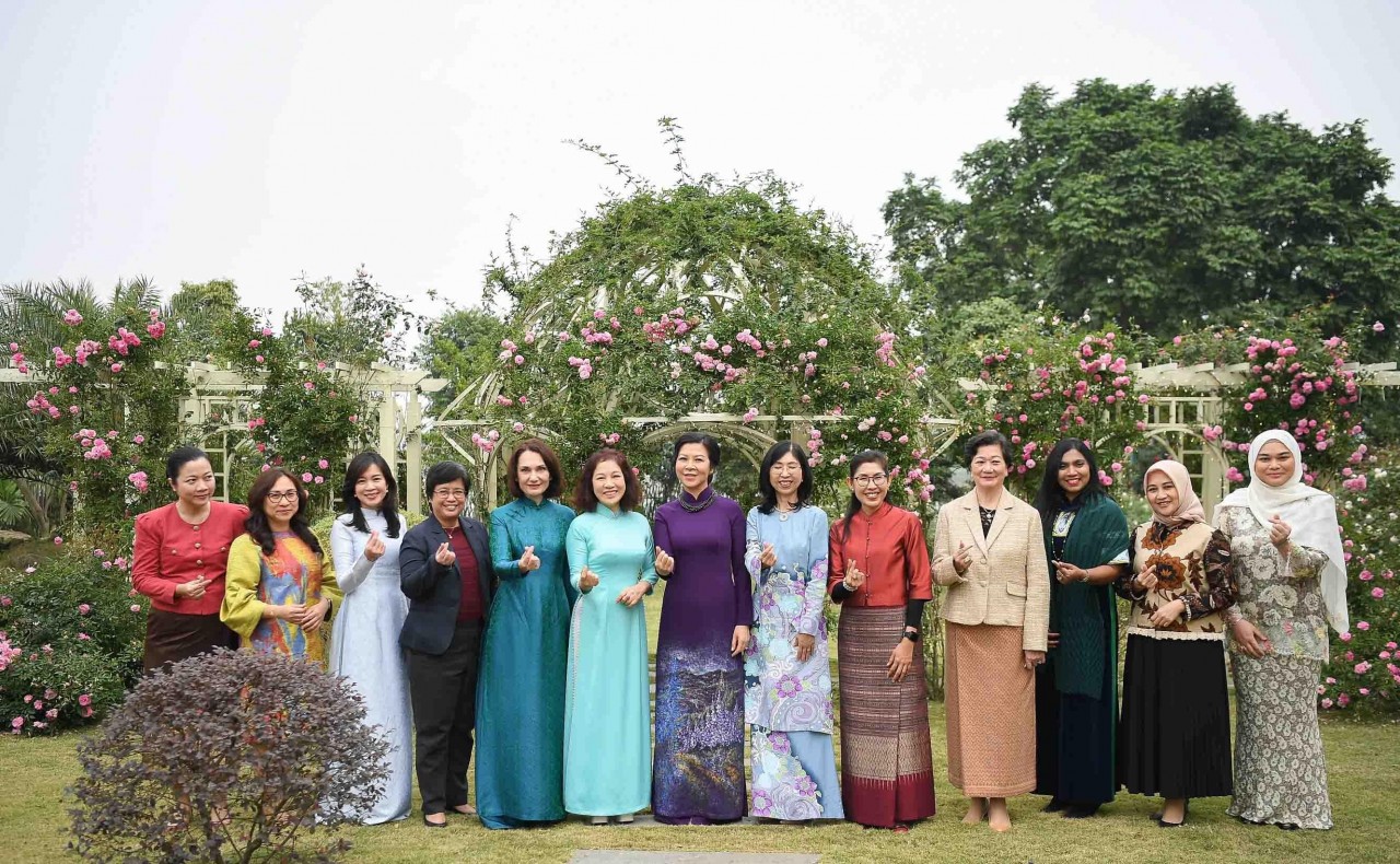 The ASEAN Community Women’s Circle in Hanoi (AWCH) poses for a commemorative photo. The ASEAN Community Women’s Circle in Hanoi (AWCH) poses for a commemorative photo.