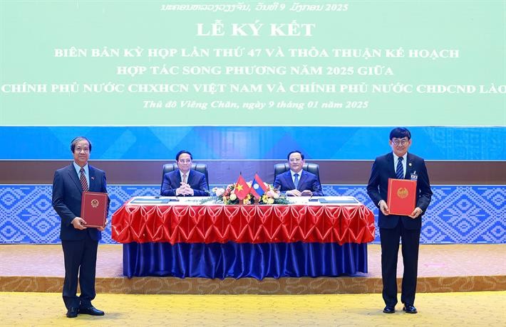 Bộ trưởng Bộ Giáo dục và Đào tạo Việt Nam Nguyễn Kim Sơn và Bộ trưởng Giáo dục và Thể thao Lào Phout Simmalavong ký kết Kế hoạch hợp tác giáo dục năm 2025. (Ảnh: moet.gov.vn) Bộ trưởng Bộ Giáo dục và Đào tạo Việt Nam Nguyễn Kim Sơn và Bộ trưởng Giáo dục và Thể thao Lào Phout Simmalavong ký kết Kế hoạch hợp tác giáo dục năm 2025. (Ảnh: moet.gov.vn)