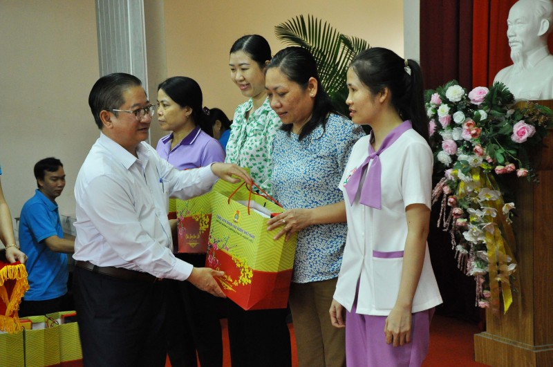 100 suất quà Tết cho đoàn viên, người lao động hoàn cảnh khó khăn tại Cần Thơ 100 suất quà Tết cho đoàn viên, người lao động hoàn cảnh khó khăn tại Cần Thơ