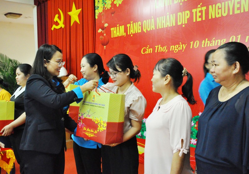 100 suất quà Tết cho đoàn viên, người lao động hoàn cảnh khó khăn tại Cần Thơ 100 suất quà Tết cho đoàn viên, người lao động hoàn cảnh khó khăn tại Cần Thơ