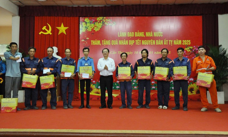 100 suất quà Tết cho đoàn viên, người lao động hoàn cảnh khó khăn tại Cần Thơ 100 suất quà Tết cho đoàn viên, người lao động hoàn cảnh khó khăn tại Cần Thơ