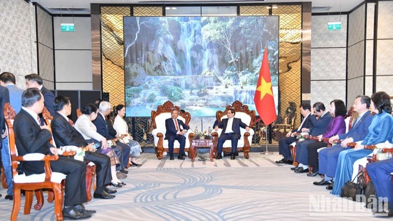 Thúc đẩy giao lưu nhân dân, không ngừng củng cố, vun đắp mối quan hệ hữu nghị đặc biệt Việt Nam-Lào Thúc đẩy giao lưu nhân dân, không ngừng củng cố, vun đắp mối quan hệ hữu nghị đặc biệt Việt Nam-Lào