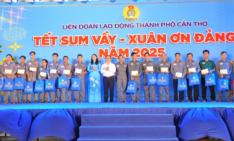 Khai mạc Chương trình “Tết Sum vầy - Xuân ơn Đảng” và “Chợ Tết Công đoàn” năm 2025 tại Cần Thơ Khai mạc Chương trình “Tết Sum vầy - Xuân ơn Đảng” và “Chợ Tết Công đoàn” năm 2025 tại Cần Thơ