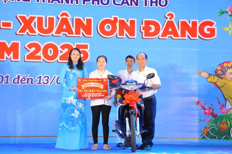 Khai mạc Chương trình “Tết Sum vầy - Xuân ơn Đảng” và “Chợ Tết Công đoàn” năm 2025 tại Cần Thơ Khai mạc Chương trình “Tết Sum vầy - Xuân ơn Đảng” và “Chợ Tết Công đoàn” năm 2025 tại Cần Thơ