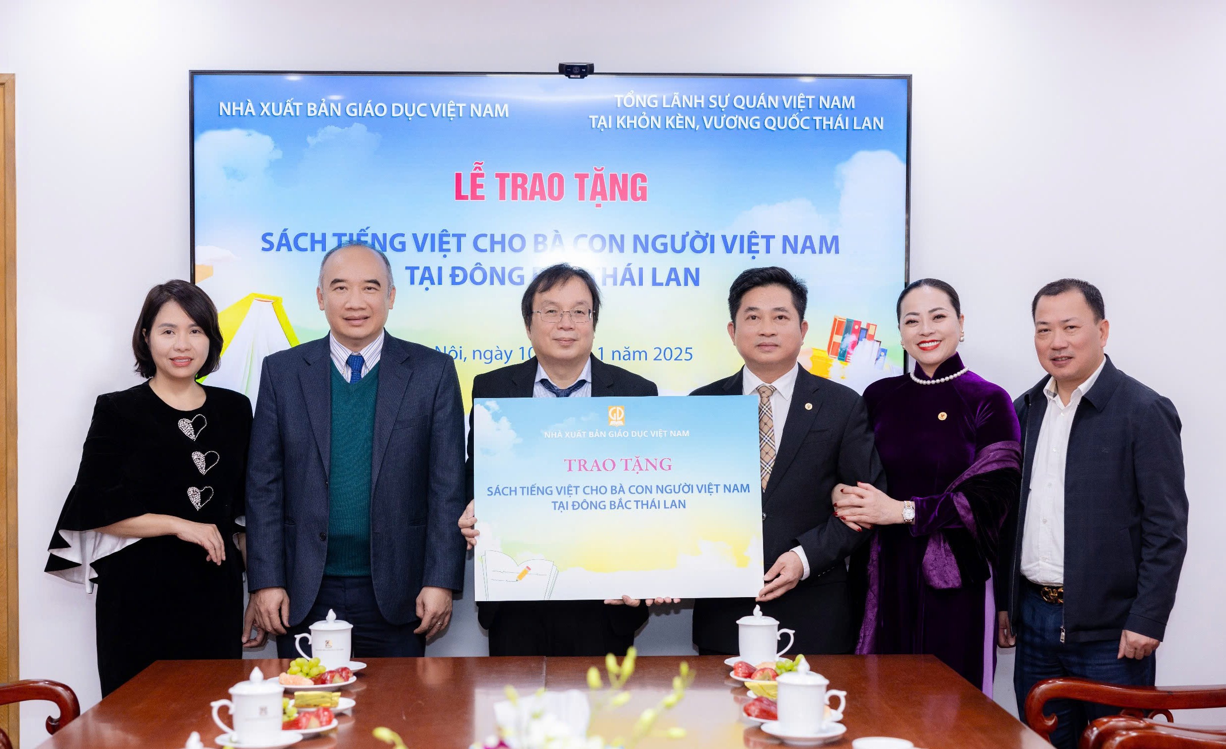 Trao tặng sách tiếng Việt cho người Việt tại Đông Bắc Thái Lan Trao tặng sách tiếng Việt cho người Việt tại Đông Bắc Thái Lan