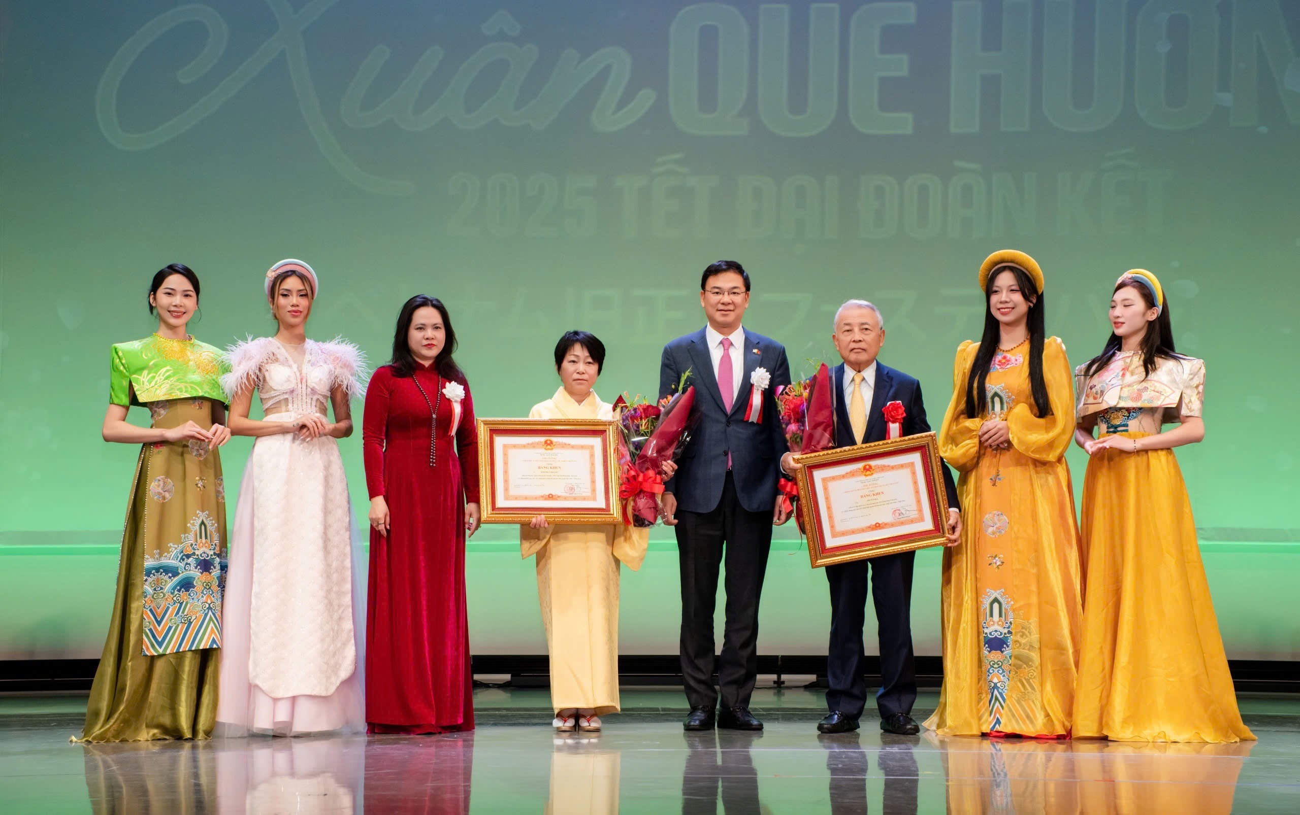 Đại sứ Phạm Quang Hiệu và Tổng Lãnh sự Vũ Chi Mai trao Bằng khen của Thủ tướng Chính phủ cho các cá nhân và tập thể. Đại sứ Phạm Quang Hiệu và Tổng Lãnh sự Vũ Chi Mai trao Bằng khen của Thủ tướng Chính phủ cho các cá nhân và tập thể.