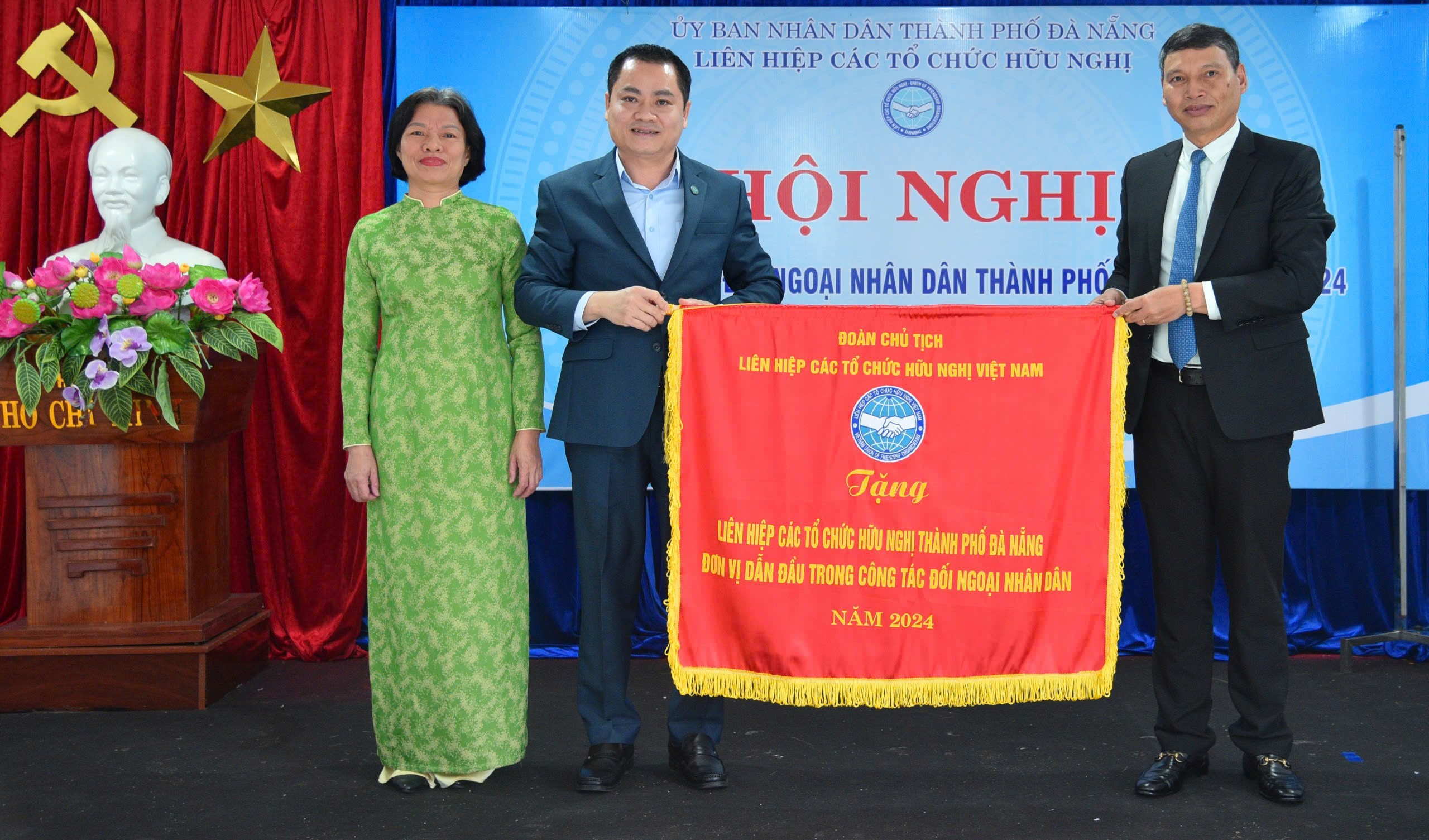 Liên hiệp các tổ chức hữu nghị thành phố Đà Nẵng vinh dự nhận Cờ Thi đua “Đơn vị dẫn đầu trong công tác đối ngoại nhân dân năm 2024” do Đoàn Chủ tịch Liên hiệp hữu nghị Việt Nam trao tặng Liên hiệp các tổ chức hữu nghị thành phố Đà Nẵng vinh dự nhận Cờ Thi đua “Đơn vị dẫn đầu trong công tác đối ngoại nhân dân năm 2024” do Đoàn Chủ tịch Liên hiệp hữu nghị Việt Nam trao tặng