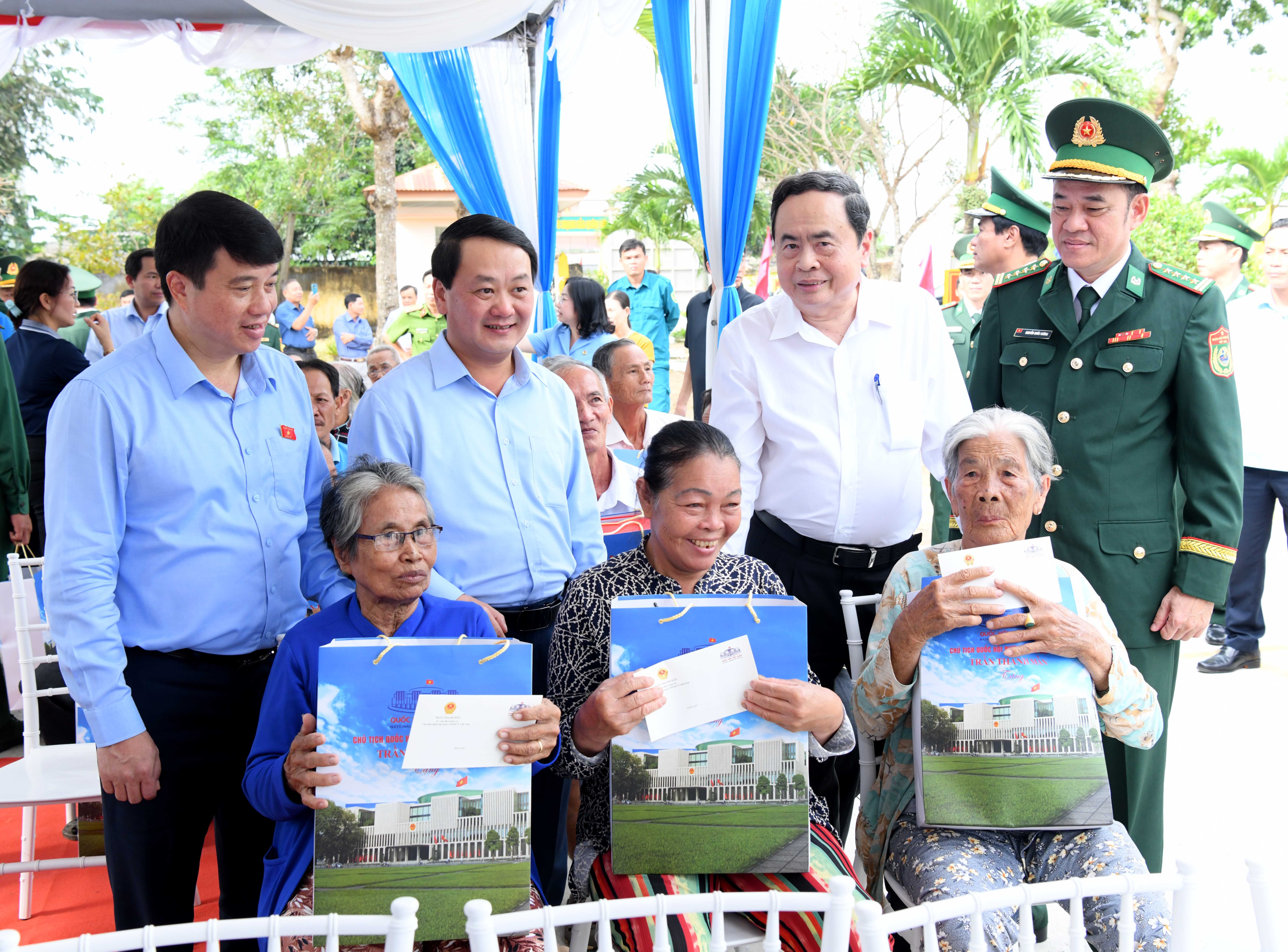 Chủ tịch Quốc hội tặng quà hộ chính sách, hộ nghèo, hộ cận nghèo, người có hoàn cảnh khó khăn tại huyện Cầu Ngang, tỉnh Trà Vinh. Ảnh: Chủ tịch Quốc hội tặng quà hộ chính sách, hộ nghèo, hộ cận nghèo, người có hoàn cảnh khó khăn tại huyện Cầu Ngang, tỉnh Trà Vinh. Ảnh: