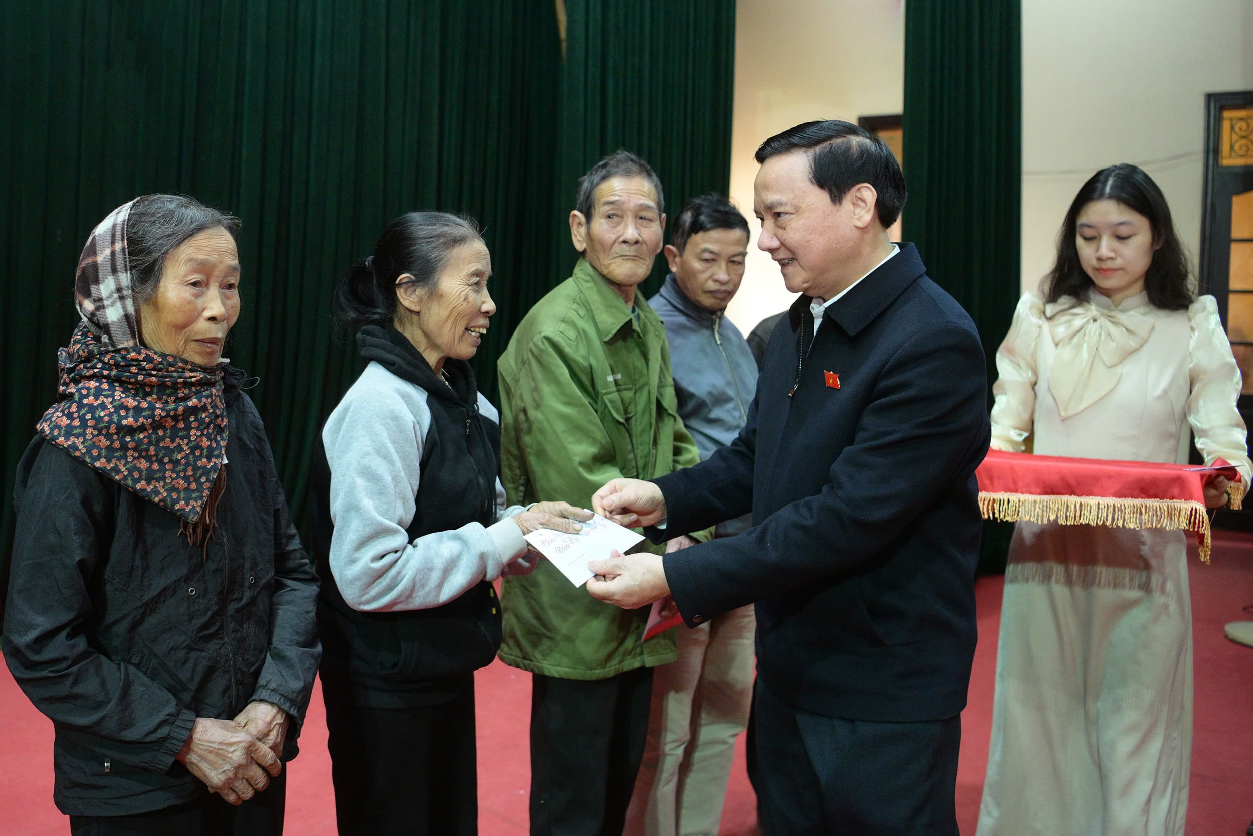 Phó Chủ tịch Quốc hội Nguyễn Khắc Định trao quà Tết cho hộ nghèo, hộ có hoàn cảnh khó khăn của huyện Đông Hưng, tỉnh Thái Bình. (Ảnh: quochoi.vn) Phó Chủ tịch Quốc hội Nguyễn Khắc Định trao quà Tết cho hộ nghèo, hộ có hoàn cảnh khó khăn của huyện Đông Hưng, tỉnh Thái Bình. (Ảnh: quochoi.vn)