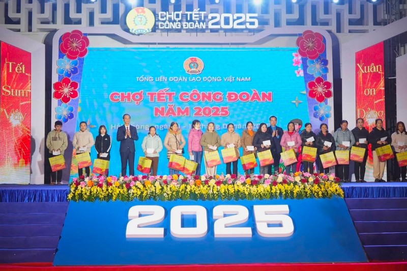 Tổng Liên đoàn Lao động Việt Nam, UBND thành phố Hải Phòng trao quà Tết tặng công nhân lao động có hoàn cảnh khó khăn tại Hải Phòng (Ảnh: T.L). Tổng Liên đoàn Lao động Việt Nam, UBND thành phố Hải Phòng trao quà Tết tặng công nhân lao động có hoàn cảnh khó khăn tại Hải Phòng (Ảnh: T.L).