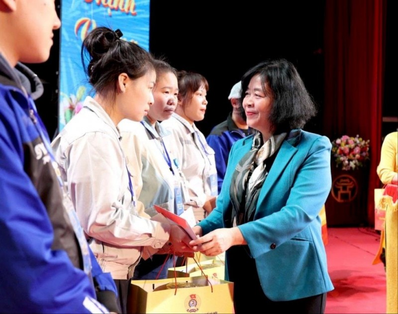 Bí thư thành uỷ Bùi Thị Minh Hoài tặng quà Tết tới công nhân lao động (Ảnh: T.L). Bí thư thành uỷ Bùi Thị Minh Hoài tặng quà Tết tới công nhân lao động (Ảnh: T.L).