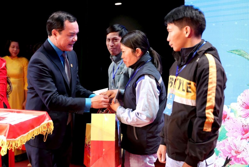 Công đoàn Việt Nam: Mang không khí Tết đến gần hơn với đoàn viên, người lao động Công đoàn Việt Nam: Mang không khí Tết đến gần hơn với đoàn viên, người lao động