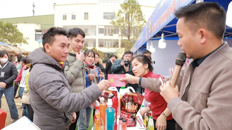 Người lao động tham quan, mua hàng tại Chợ Tết công đoàn 2025 (Ảnh: T.L). Người lao động tham quan, mua hàng tại Chợ Tết công đoàn 2025 (Ảnh: T.L).