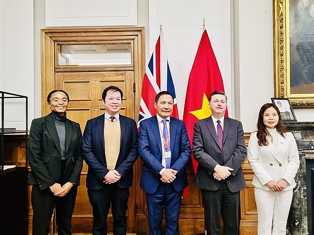 Vietnamese Ambassador to the UK Đỗ Minh Hùng and Minister of State at the Department for Business and Trade Douglas Alexander at their recent meeting in London. Photo: VNS Vietnamese Ambassador to the UK Đỗ Minh Hùng and Minister of State at the Department for Business and Trade Douglas Alexander at their recent meeting in London. Photo: VNS
