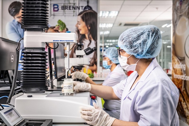 Các chuyên gia đầy nhiệt huyết của Brenntag, ứng dụng việc đổi mới vào quy trình đảm bảo chất lượng nghiêm ngặt, cung cấp dịch vụ và giải pháp tùy chỉnh, bao gồm thành công thương mại, kỹ thuật xuất sắc và thông tin thị trường quý giá cho đối tác.