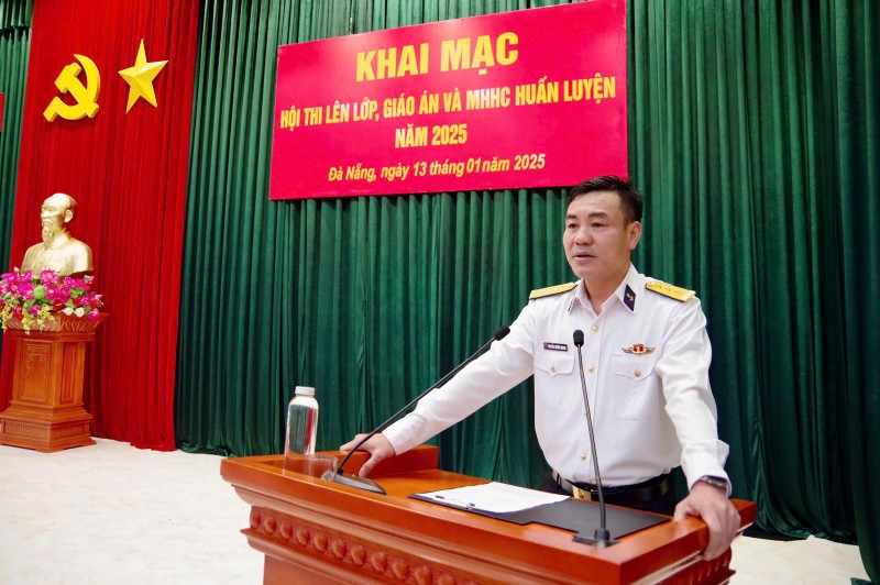 Thượng tá Nguyễn Trường Giang, Lữ đoàn trưởng phát biểu khai mạc hội thi. Thượng tá Nguyễn Trường Giang, Lữ đoàn trưởng phát biểu khai mạc hội thi.