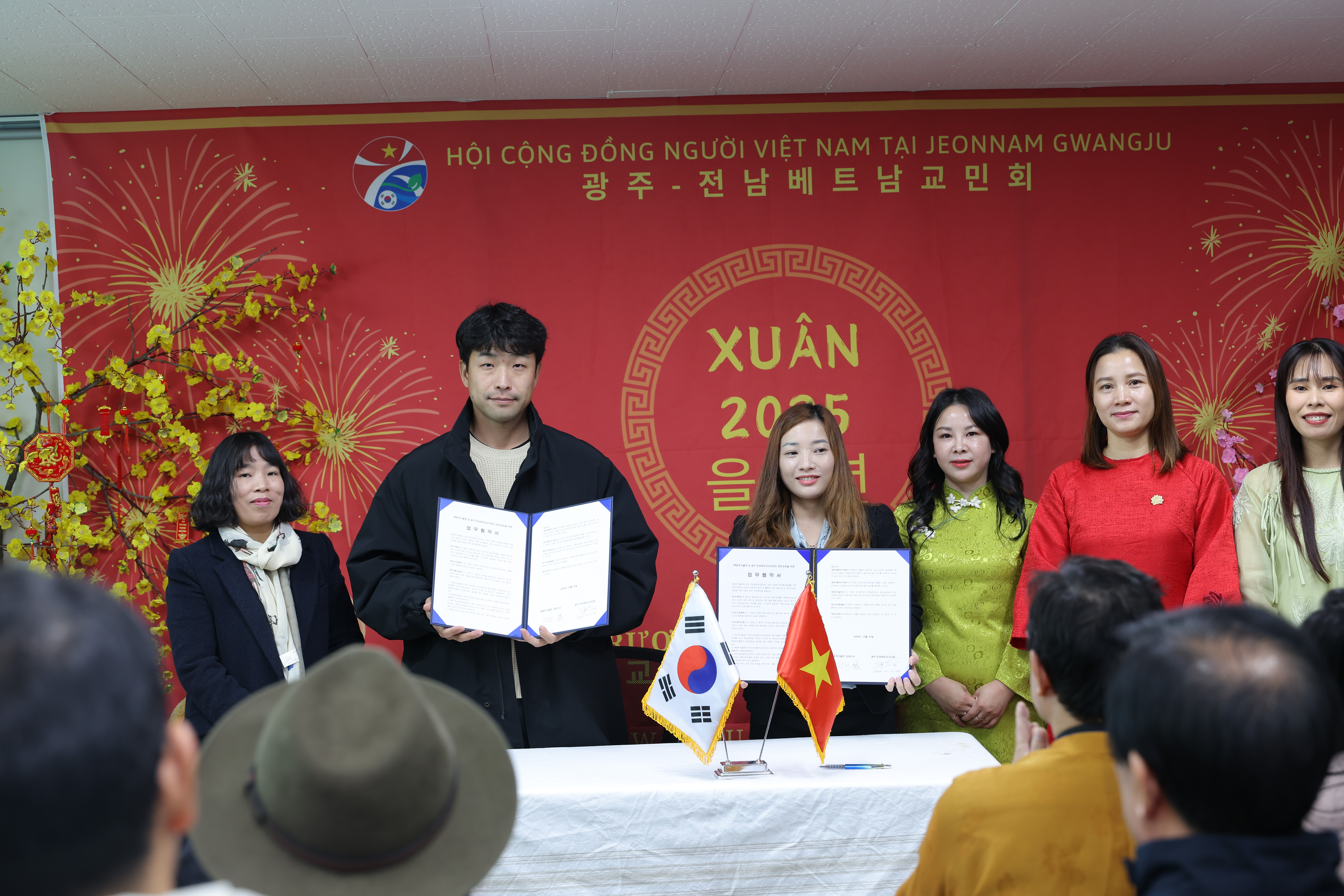 Hội người Việt Nam tại khu vực Gwangju-Jeonnam (Hàn Quốc) khai trương văn phòng mới Hội người Việt Nam tại khu vực Gwangju-Jeonnam (Hàn Quốc) khai trương văn phòng mới