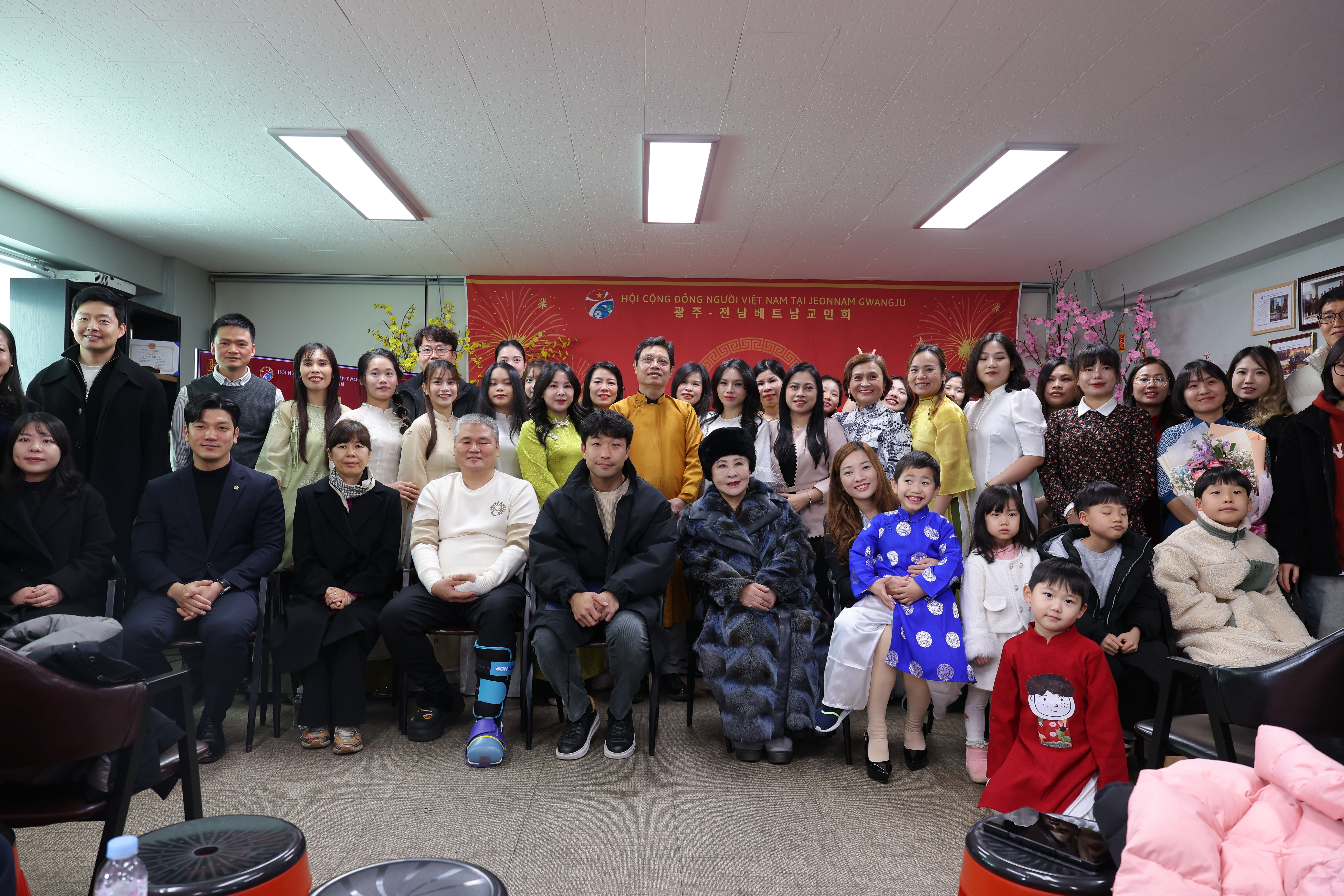Hội người Việt Nam tại khu vực Gwangju-Jeonnam (Hàn Quốc) khai trương văn phòng mới Hội người Việt Nam tại khu vực Gwangju-Jeonnam (Hàn Quốc) khai trương văn phòng mới