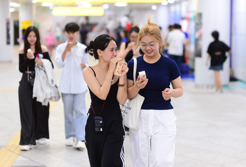 Vinamilk phục vụ miễn phí sản phẩm cho người dân check-in tại các ga metro Bến Thành – Suối Tiên