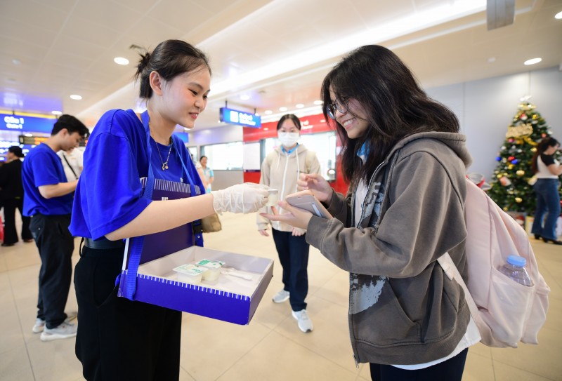 Vinamilk phục vụ miễn phí sản phẩm cho người dân check-in tại các ga metro Bến Thành – Suối Tiên