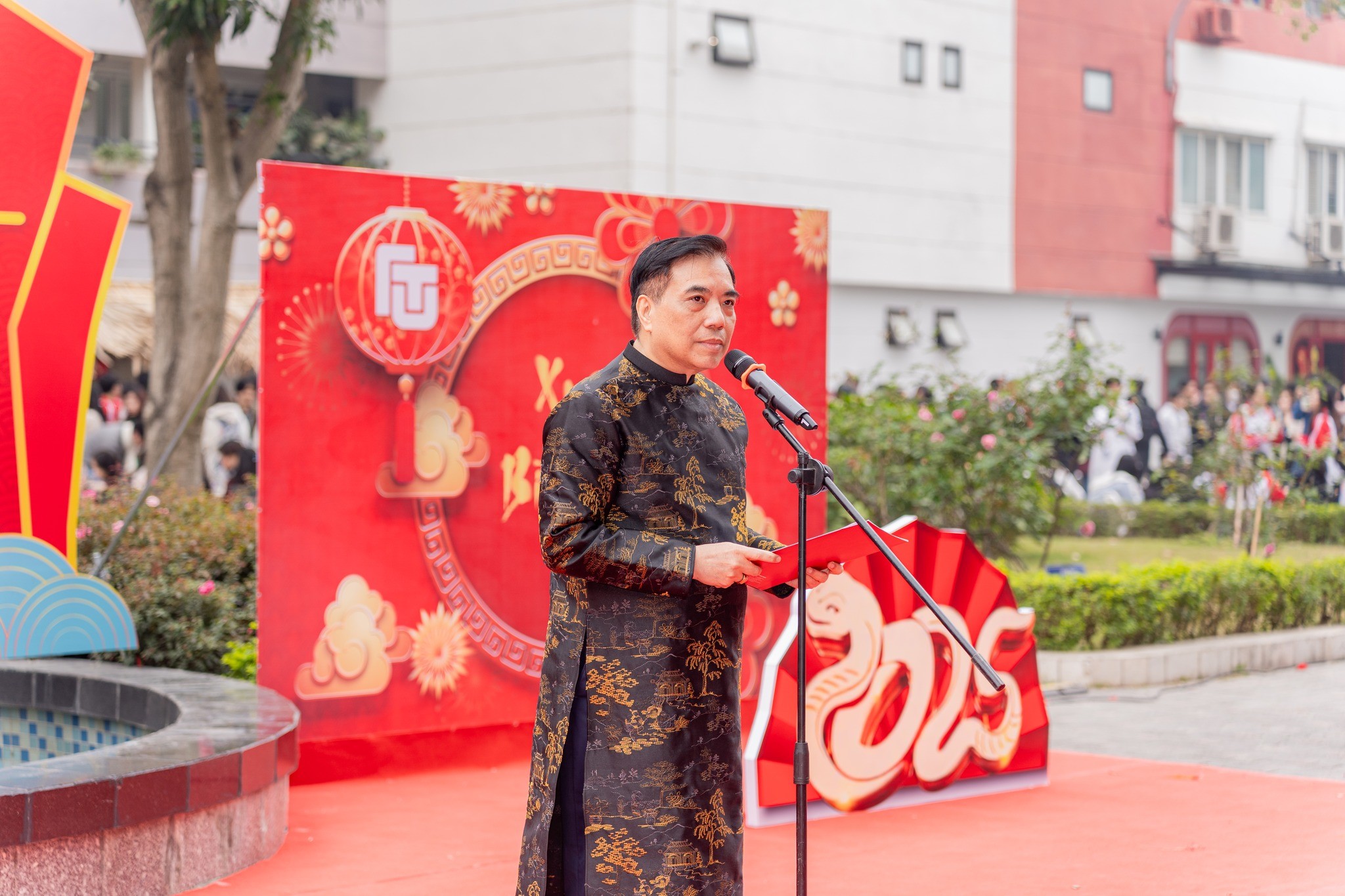 PGS. TS Bùi Anh Tuấn, Hiệu trưởng Nhà trường cho biết, chương trình sẽ là kỷ niệm đáng nhớ của các viên chức, người lao động, giảng viên, sinh viên, trong đó có sinh viên quốc tế PGS. TS Bùi Anh Tuấn, Hiệu trưởng Nhà trường cho biết, chương trình sẽ là kỷ niệm đáng nhớ của các viên chức, người lao động, giảng viên, sinh viên, trong đó có sinh viên quốc tế