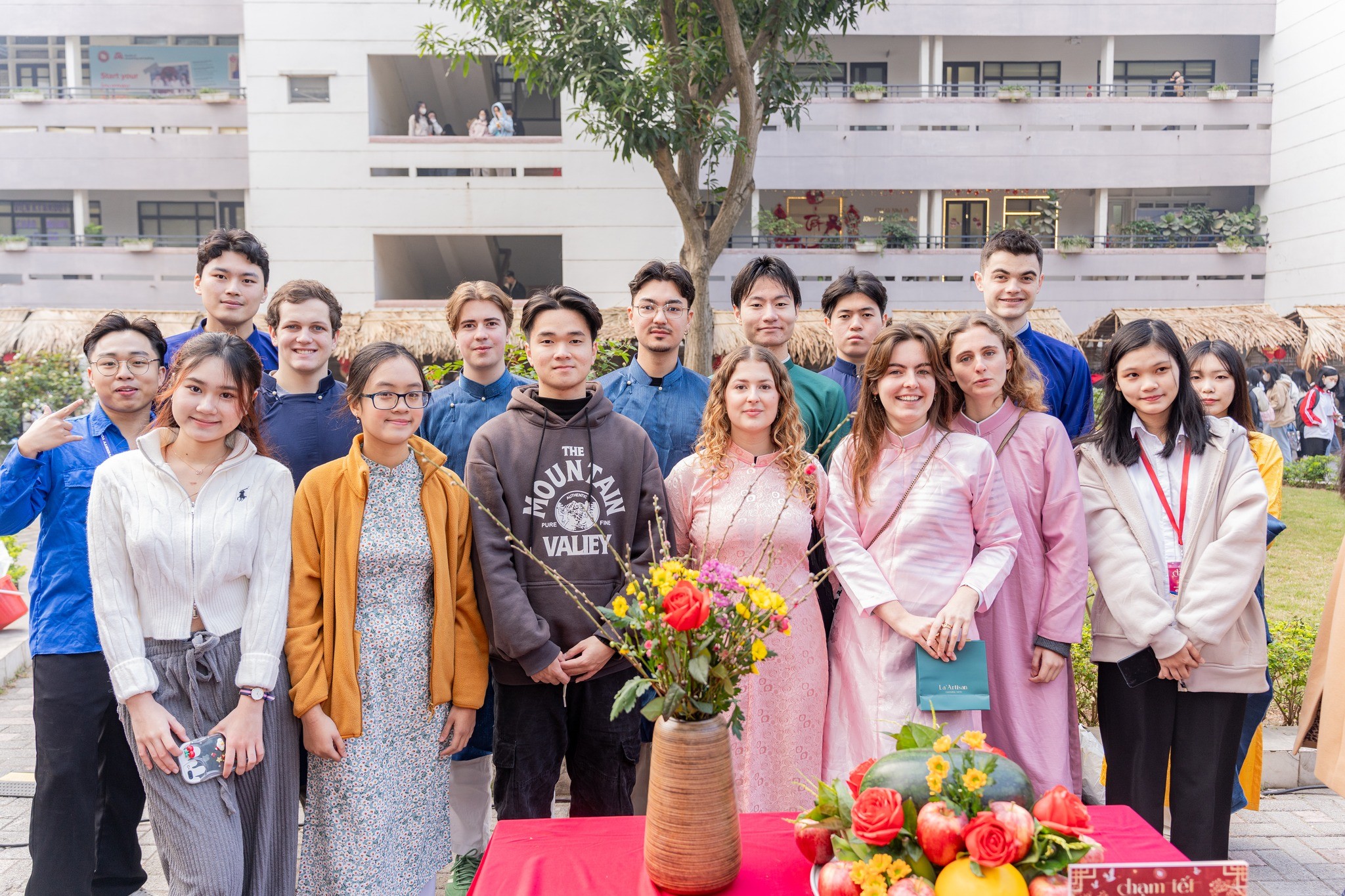 Nhiều hoạt động đậm sắc truyền thống Tết Việt được tổ chức. Các sinh viên quốc tế hào hứng tham gia cuộc thi bày mâm ngũ quả và cắm hoa ngày Tết. (Ảnh: Trường Đại học Ngoại thương) Nhiều hoạt động đậm sắc truyền thống Tết Việt được tổ chức. Các sinh viên quốc tế hào hứng tham gia cuộc thi bày mâm ngũ quả và cắm hoa ngày Tết. (Ảnh: Trường Đại học Ngoại thương)
