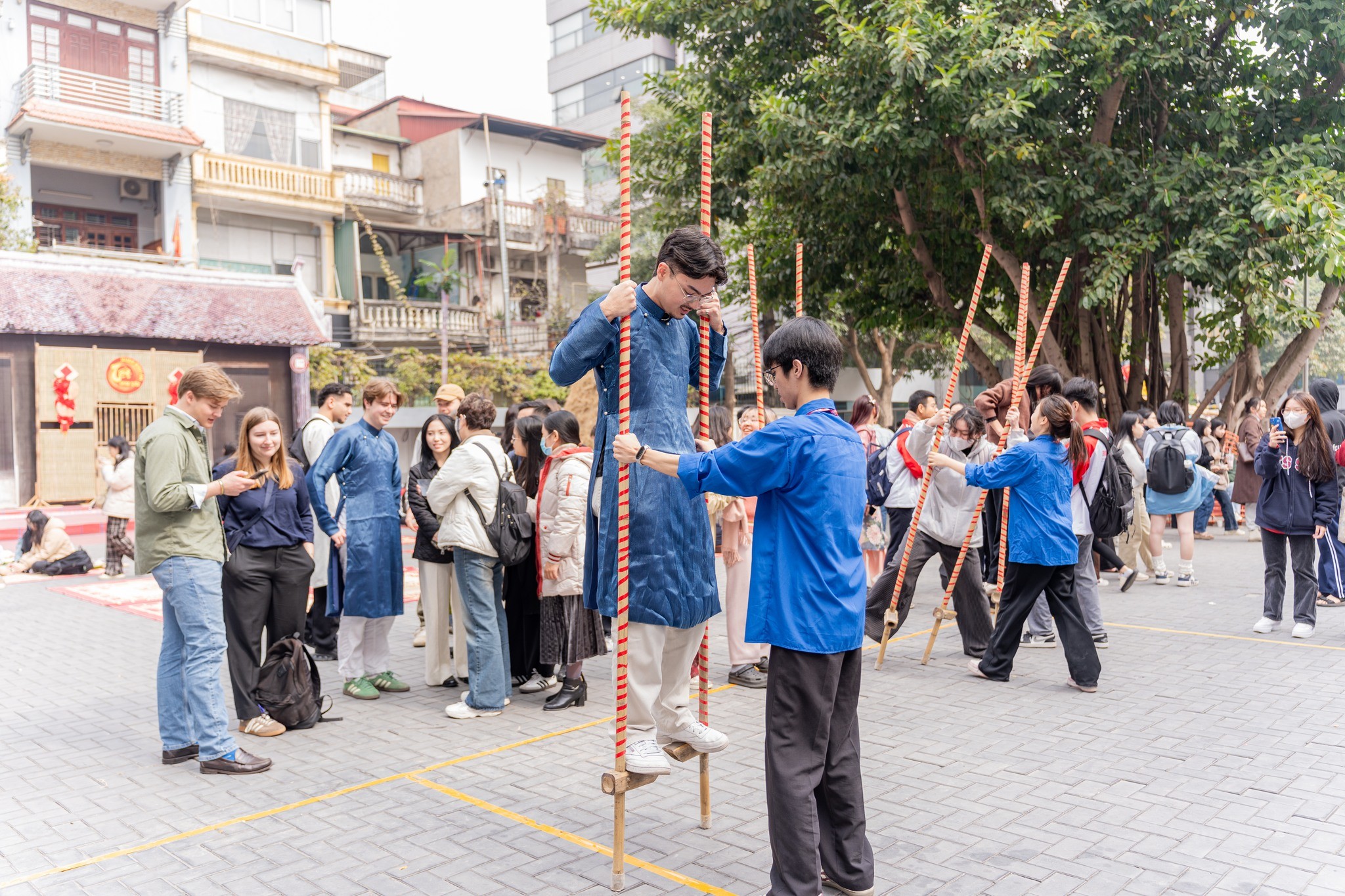 Chương trình sôi động với các trò chơi dân gian truyền thống. (Ảnh: Trường Đại học Ngoại thương) Chương trình sôi động với các trò chơi dân gian truyền thống. (Ảnh: Trường Đại học Ngoại thương)