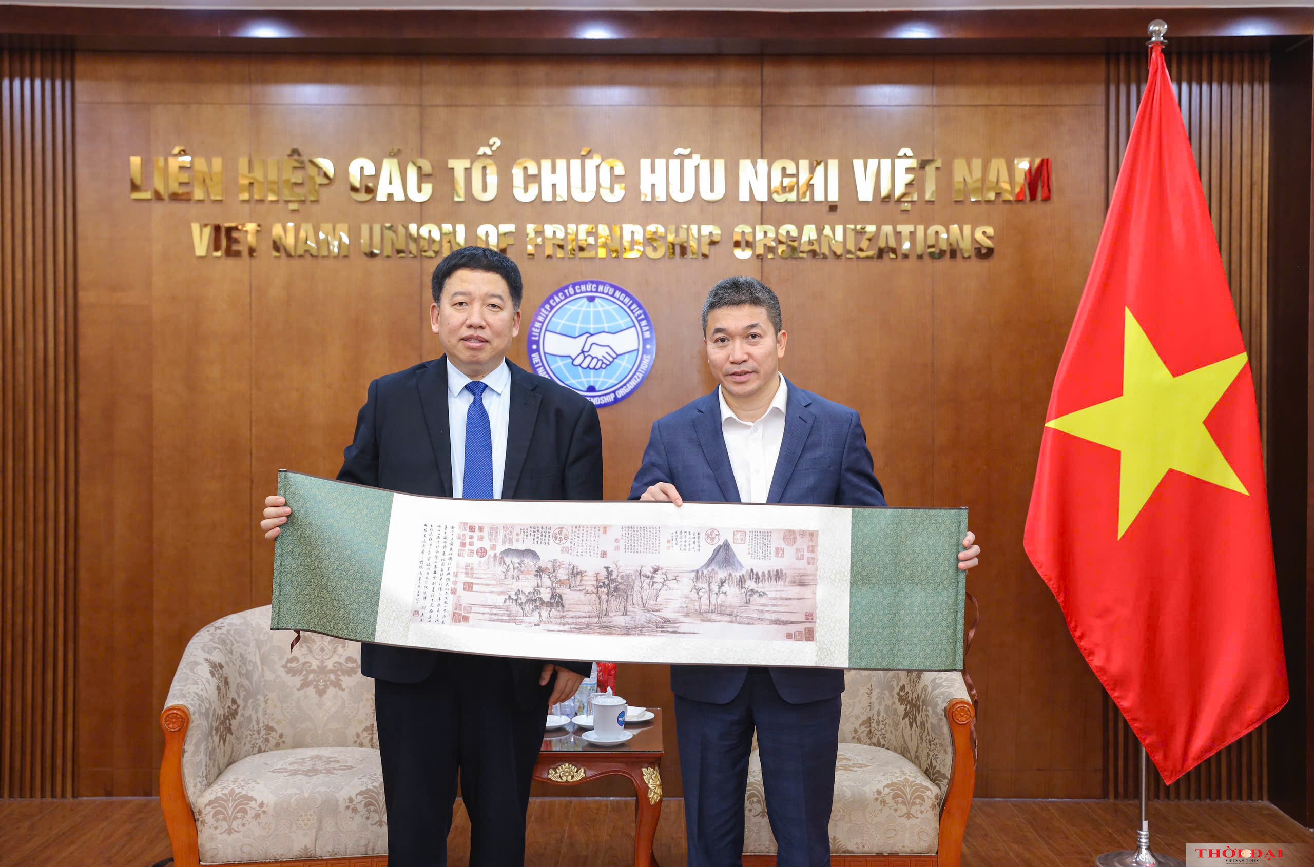 Ông Mã Quân tặng quà lưu niệm cho Chủ Phan Anh Sơn. Ảnh: Đinh Hoà Ông Mã Quân tặng quà lưu niệm cho Chủ Phan Anh Sơn. Ảnh: Đinh Hoà