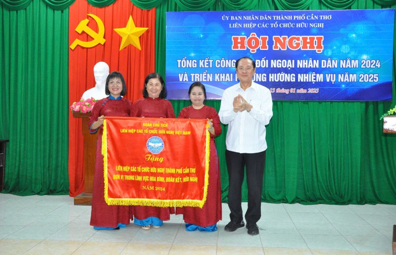 Liên hiệp các tổ chức hữu nghị Cần Thơ được VUFO tặng Cờ Thi đua năm 2024 Liên hiệp các tổ chức hữu nghị Cần Thơ được VUFO tặng Cờ Thi đua năm 2024