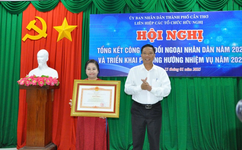 Liên hiệp các tổ chức hữu nghị Cần Thơ được VUFO tặng Cờ Thi đua năm 2024 Liên hiệp các tổ chức hữu nghị Cần Thơ được VUFO tặng Cờ Thi đua năm 2024