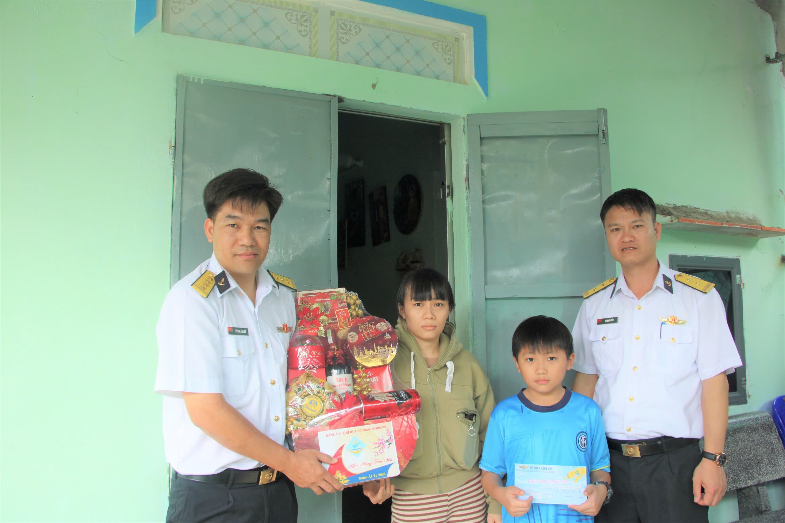 Lữ đoàn 954 thăm, tặng quà Tết Nguyên đán Ất Tỵ cho gia đình chính sách ở Ninh Thuận Lữ đoàn 954 thăm, tặng quà Tết Nguyên đán Ất Tỵ cho gia đình chính sách ở Ninh Thuận