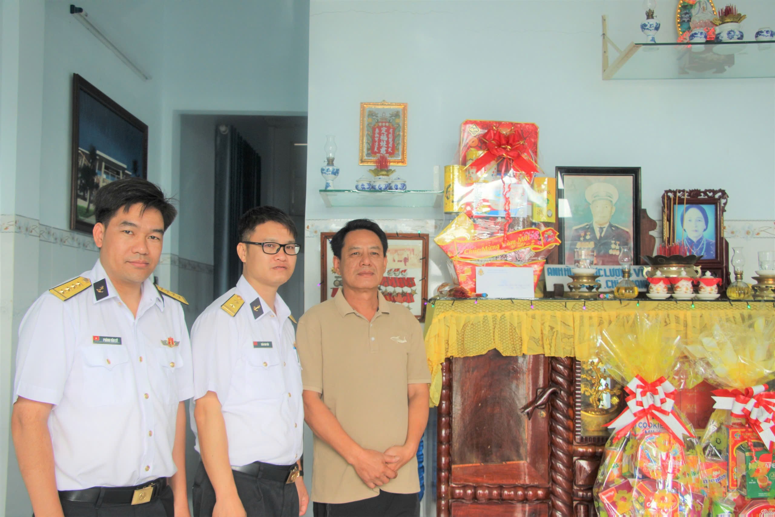 Lữ đoàn 954 thăm, tặng quà Tết Nguyên đán Ất Tỵ cho gia đình chính sách ở Ninh Thuận Lữ đoàn 954 thăm, tặng quà Tết Nguyên đán Ất Tỵ cho gia đình chính sách ở Ninh Thuận
